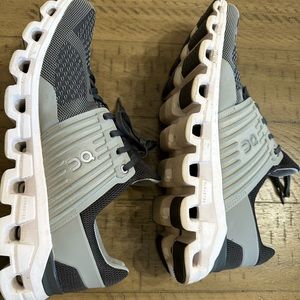 Men's On Cloud shoes. Size 10.5. Gray. EUC